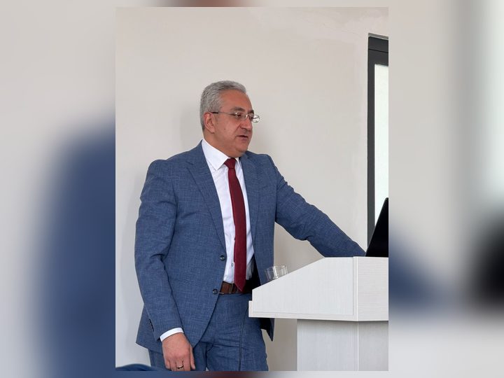 Prof. Georgi Chaltikyan speaking at the Digital Health seminar at RAU