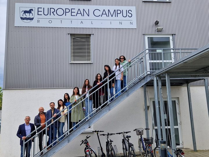 Workshop participants gathered on the stairs of European Campus Rottal-Inn